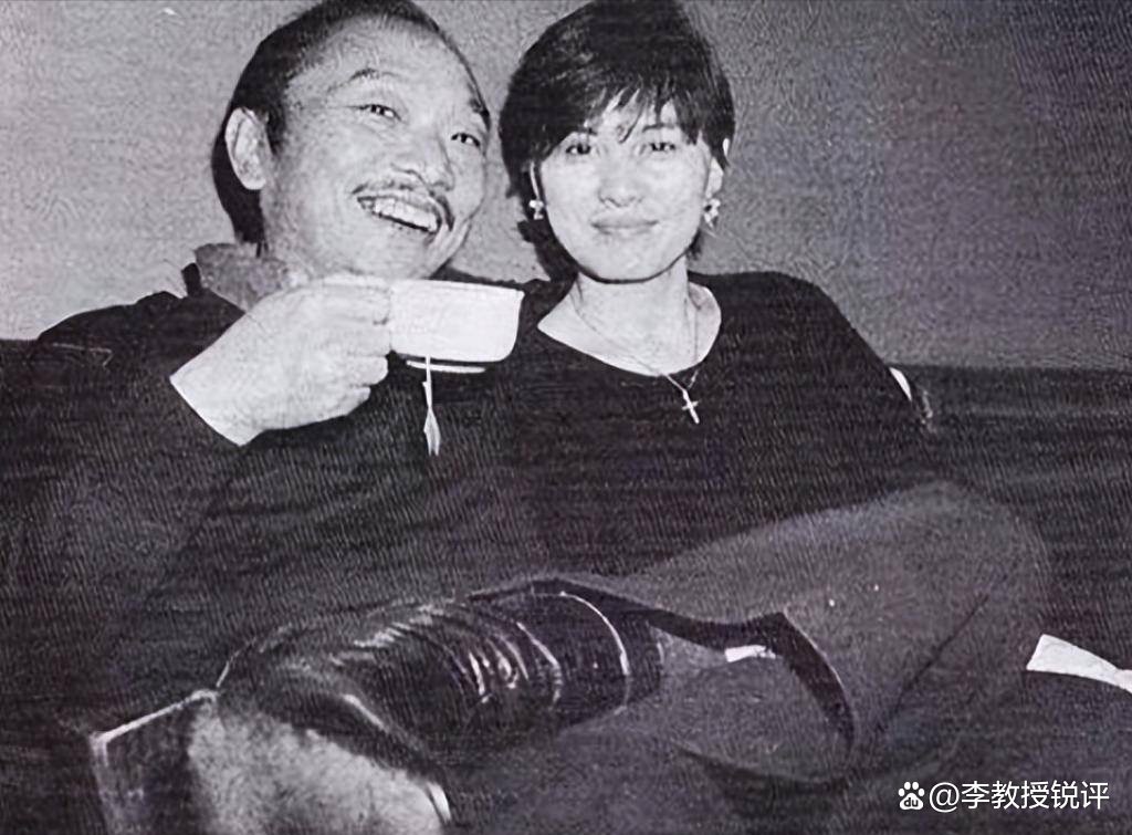 古龍有哪些罕見的老照片？，古龍珍藏老照片集:48歲英年早逝下葬時48瓶xo陪葬
