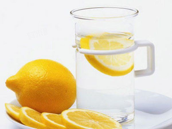 喝檸檬水可以祛痘祛痘印嗎，喝檸檬水可以祛痘祛痘印嗎，