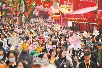 “水池里銀龍魚”在粵語中有何特殊含義？，“水池里銀龍魚”在粵語文化中承載了多重象征意義