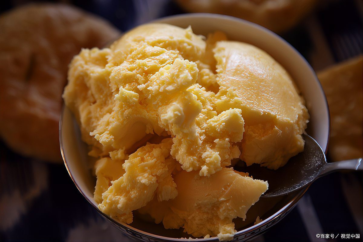 佛教里牛奶是葷還是素，佛教對(duì)牛奶的葷素分類是一個(gè)復(fù)雜且存在不同解讀的問題