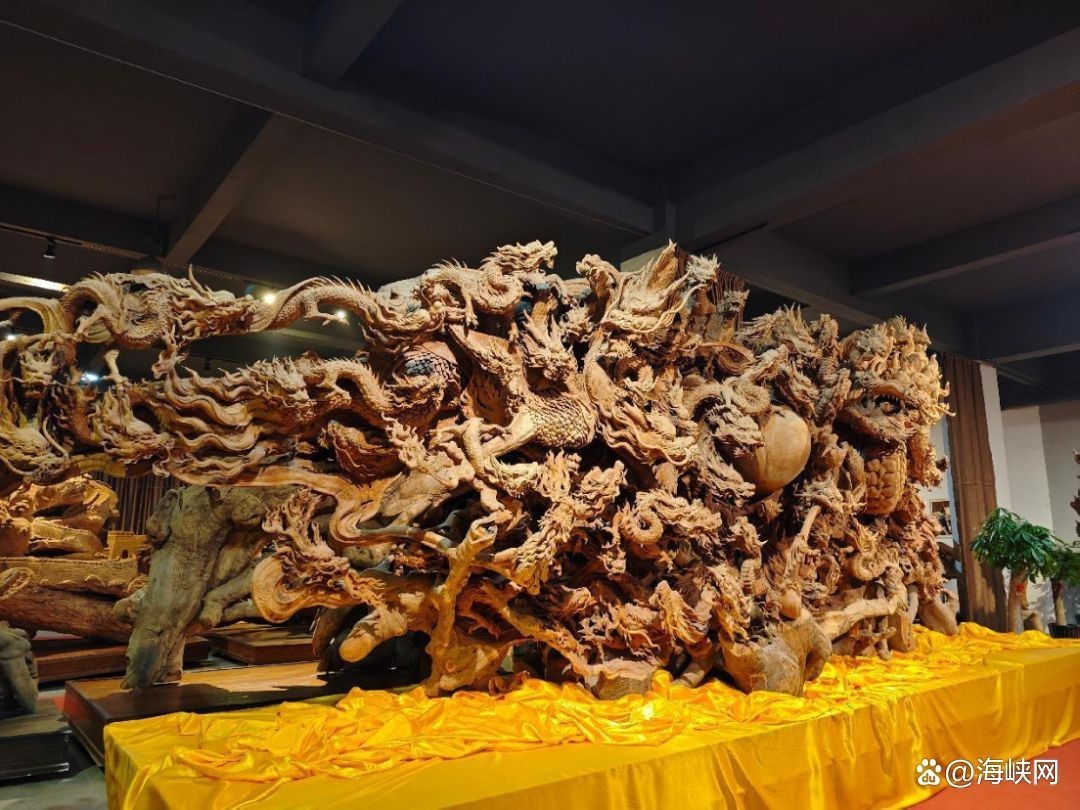 有哪些著名的木雕龍頭作品？，新華社圖片,5000多斤崖柏木頭,大師神雕1000條龍!