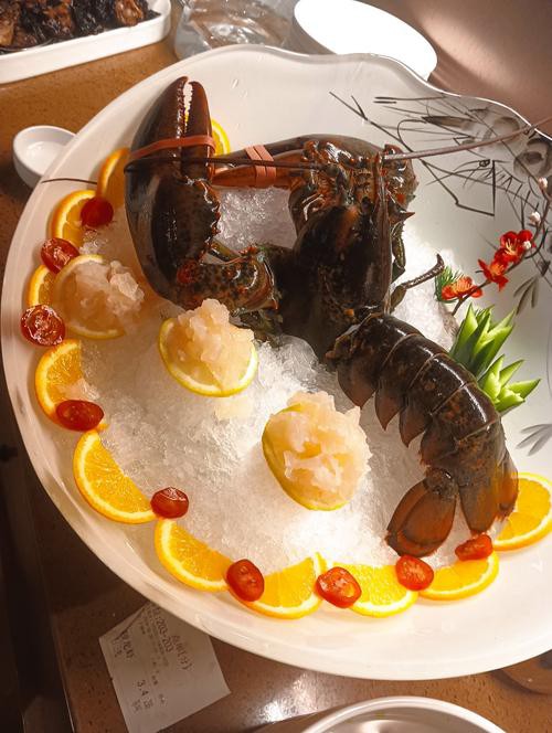 大龍蝦烹飪后的圖片展示，《大龍蝦烹飪后的圖片展示》