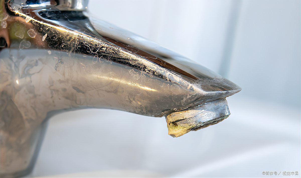 如何保養(yǎng)龍頭魚擺件？，《如何保養(yǎng)龍頭魚擺件》龍頭魚擺件兼具藝術(shù)美感與文化寓意