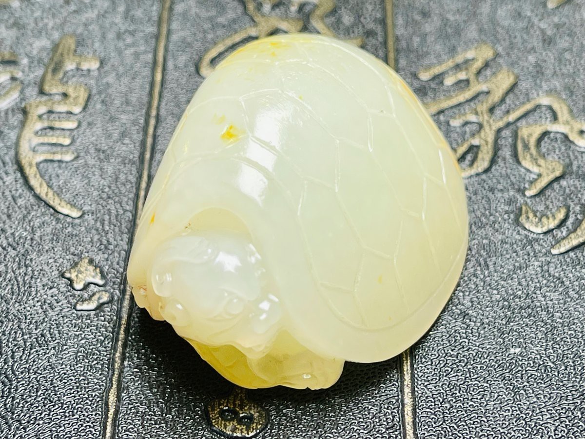 如何辨別龍龜材質的真?zhèn)危浚度绾伪鎰e真假岫玉龍龜五種方法教你識別真假岫玉龍龜”