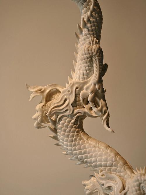 提供幾張龍工藝品的圖片，中華民族的精神圖騰龍主題藝術品：或見矯健游龍盤旋于青玉雕件之上