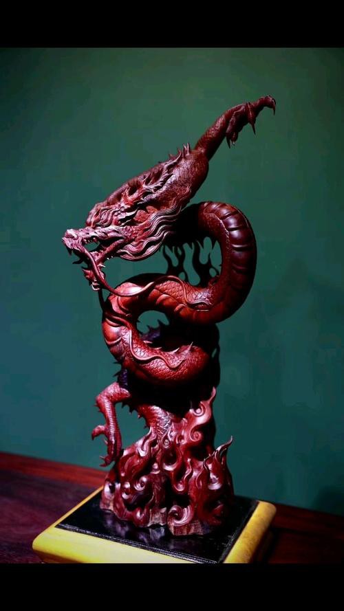 提供幾張龍工藝品的圖片，中華民族的精神圖騰龍主題藝術品：或見矯健游龍盤旋于青玉雕件之上