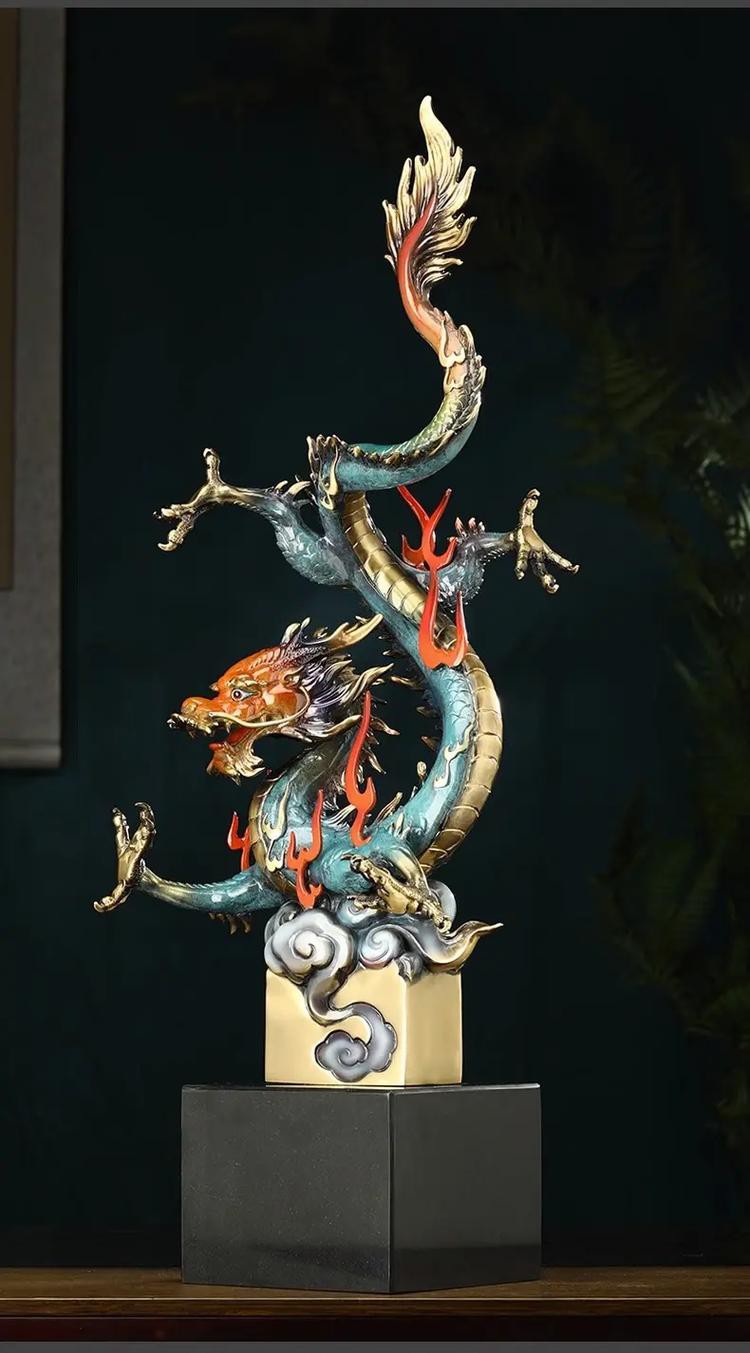 提供幾張龍工藝品的圖片，中華民族的精神圖騰龍主題藝術品：或見矯健游龍盤旋于青玉雕件之上