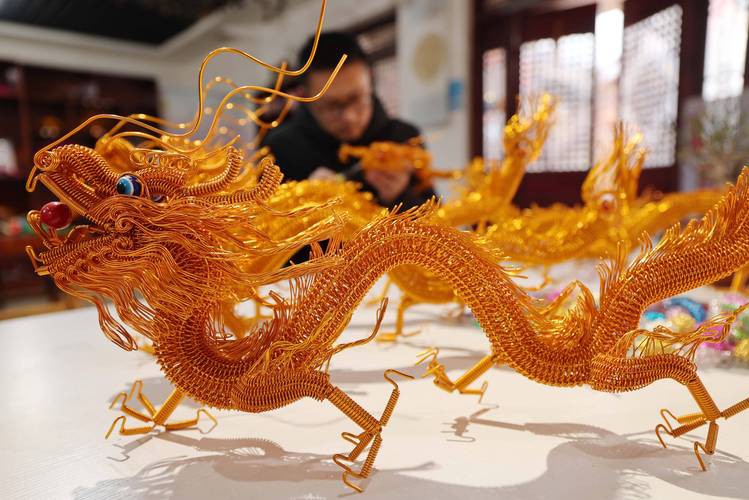 提供幾張龍工藝品的圖片，中華民族的精神圖騰龍主題藝術品：或見矯健游龍盤旋于青玉雕件之上
