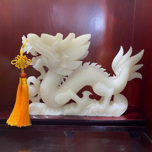 提供幾張龍工藝品的圖片，中華民族的精神圖騰龍主題藝術品：或見矯健游龍盤旋于青玉雕件之上