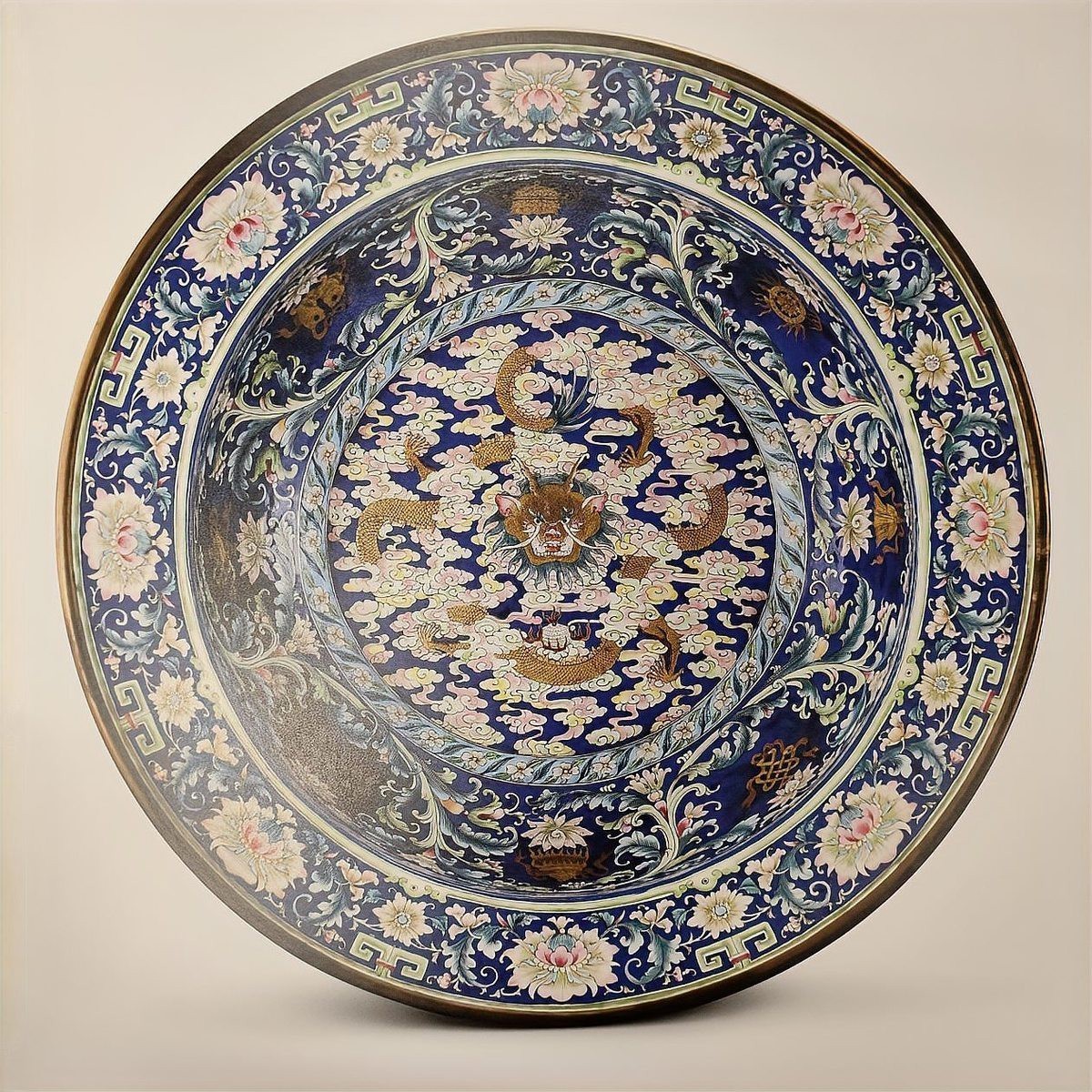 提供幾張龍工藝品的圖片，中華民族的精神圖騰龍主題藝術品：或見矯健游龍盤旋于青玉雕件之上