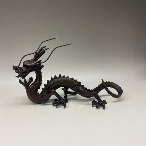 提供幾張龍工藝品的圖片，中華民族的精神圖騰龍主題藝術品：或見矯健游龍盤旋于青玉雕件之上