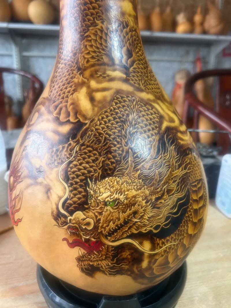 提供幾張龍工藝品的圖片，中華民族的精神圖騰龍主題藝術品：或見矯健游龍盤旋于青玉雕件之上