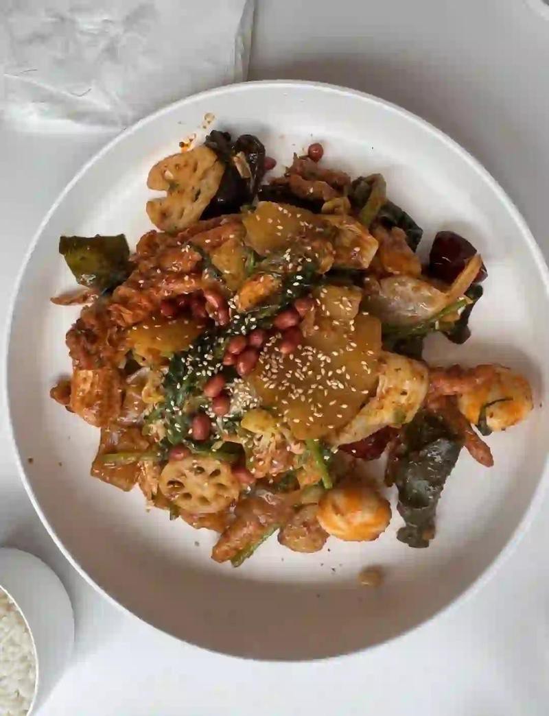 盤錦龍魚店，盤錦市擁有多家特色水產(chǎn)與觀賞魚相關(guān)店鋪興隆臺區(qū)的三姐妹魚店