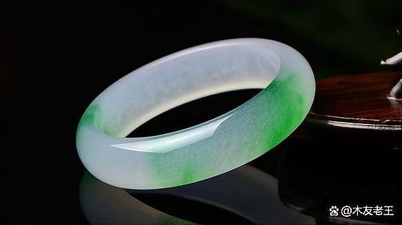 糯冰種手鐲一般多少錢(qián)一個(gè)，糯冰種翡翠屬于什么檔次