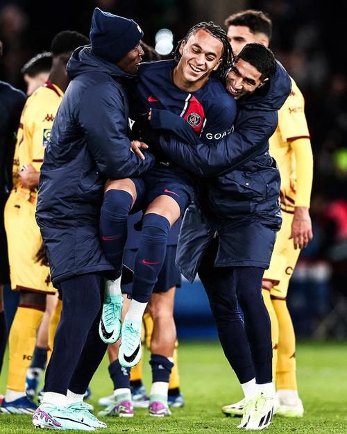 姆巴佩二弟起立圖片，基利安·姆巴佩與弟弟伊唐起立圖片