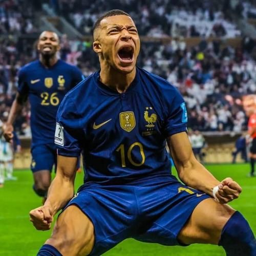 姆巴佩二弟起立圖片，基利安·姆巴佩與弟弟伊唐起立圖片