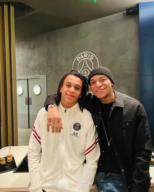 姆巴佩二弟起立圖片，基利安·姆巴佩與弟弟伊唐起立圖片