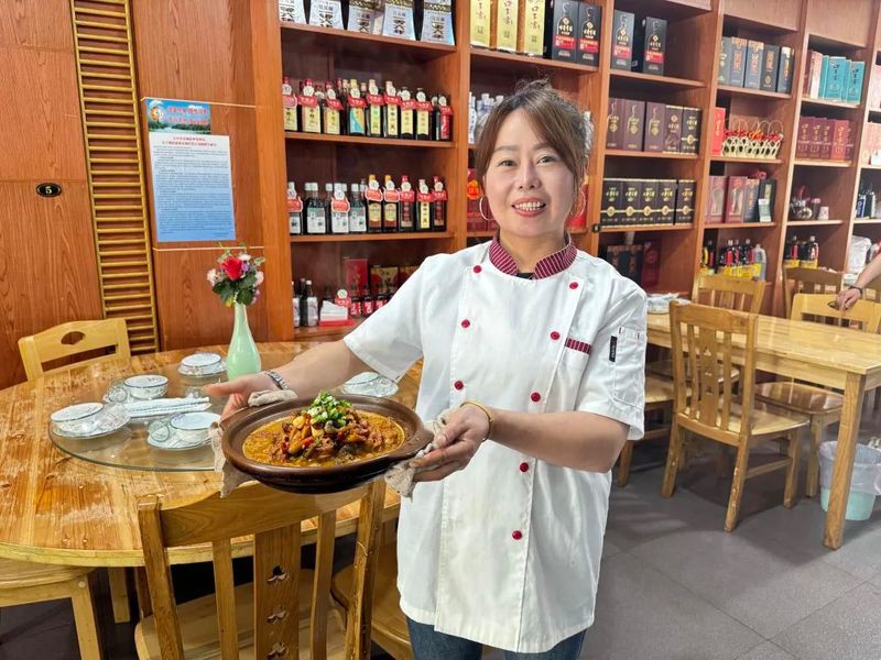 石臺龍魚店，石臺龍魚店是一家獨具特色的餐飲場所一天賣出上百份螺螄雞