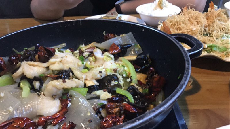 獨(dú)山龍魚店，“獨(dú)山龍魚店”聚焦于貴州省黔南布依族苗族自治州獨(dú)山縣特色魚類餐飲文化
