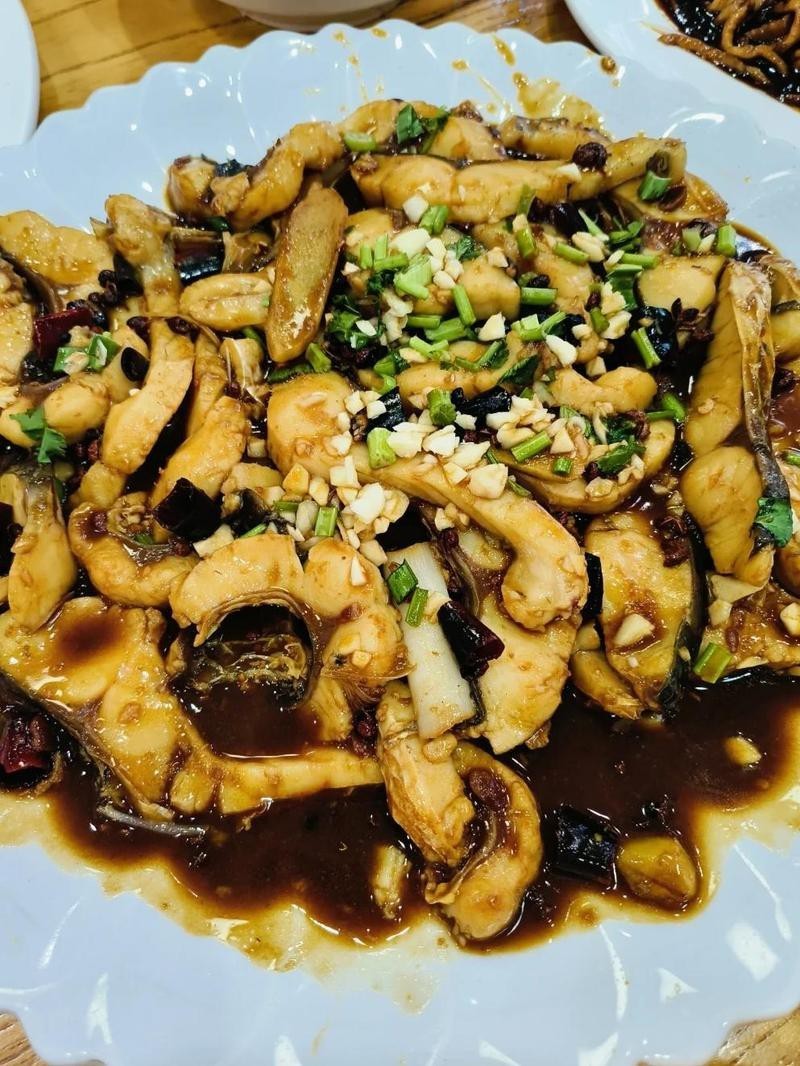 湖濱龍魚(yú)店，廈門(mén)市思明區(qū)老石頭龍魚(yú)貿(mào)易商行曾主營(yíng)觀賞魚(yú)零售