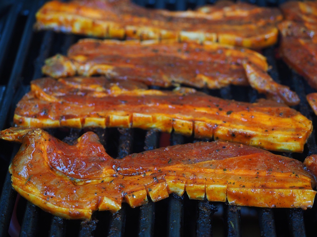 龍魚高背和過背的區別：龍魚的高背和過背是兩種常見的龍魚背鰭形態，它們在外觀和養殖難度上有所區別