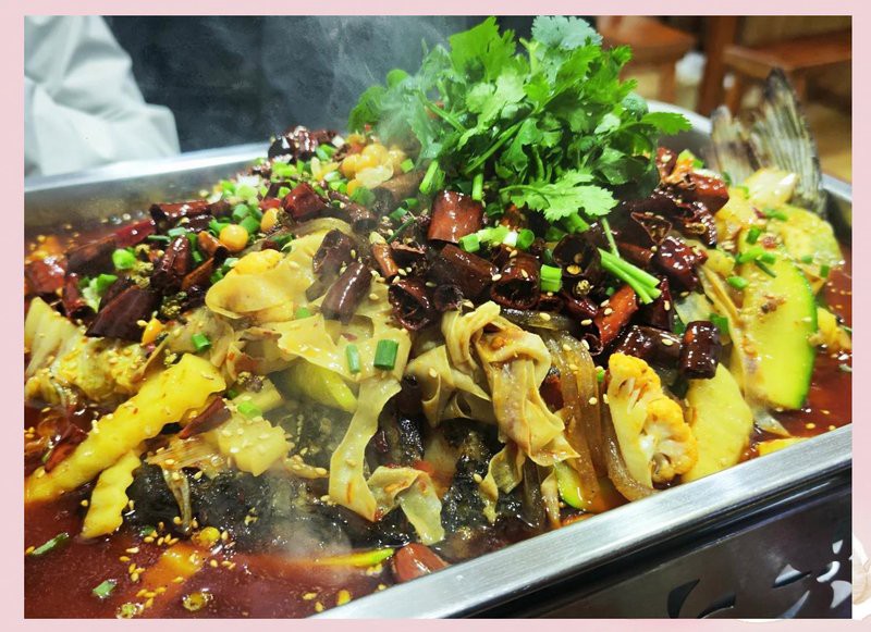 色達(dá)龍魚(yú)店，“色達(dá)龍魚(yú)店”是當(dāng)?shù)匾患翌H具特色的餐飲店鋪，為游客提供美食體驗(yàn)