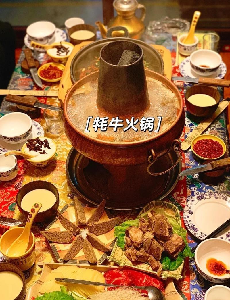 色達(dá)龍魚(yú)店，“色達(dá)龍魚(yú)店”是當(dāng)?shù)匾患翌H具特色的餐飲店鋪，為游客提供美食體驗(yàn)