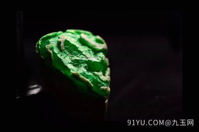 翡翠原石的正確養(yǎng)護(hù)方式了解：翡翠原石放入魚缸中不會(huì)影響水質(zhì)，