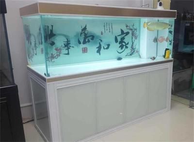 定制的魚缸需要晾曬和準備的時間：定制的魚缸在使用前需要一定的晾曬和準備時間