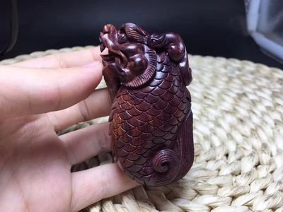 龍魚手把件寓意和象征：龍魚手把件的寓意與象征