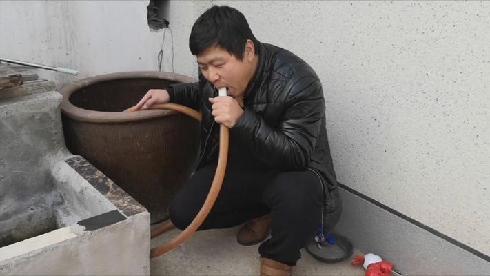 魚缸換水管子怎么吸出來水（如何維護魚缸水質清潔）