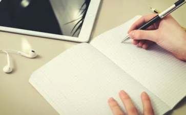 魚缸里的小魚作文300字：魚缸里的小魚