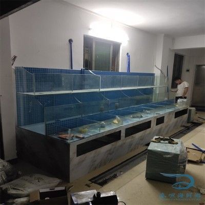 廣州有多家公司提供專業魚缸定做服務價格范圍從幾百元到上萬元不等：廣州定做魚缸價格