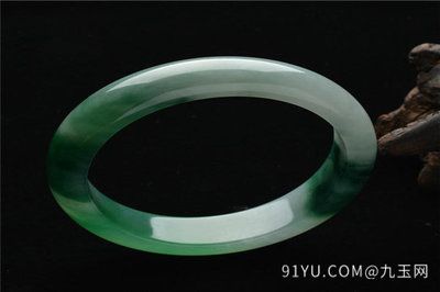 翡翠手鐲可以放在魚缸里嗎？（翡翠手鐲可以放在魚缸里，這是一個存在爭議的問題）