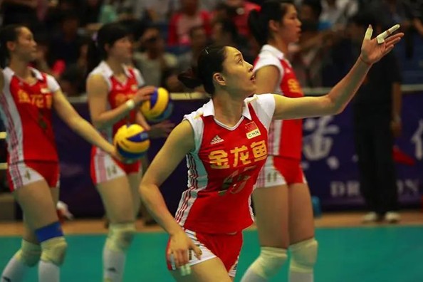 魚缸水發(fā)黃如何變清（如何自制魚缸過濾器魚缸藻類控制技巧）