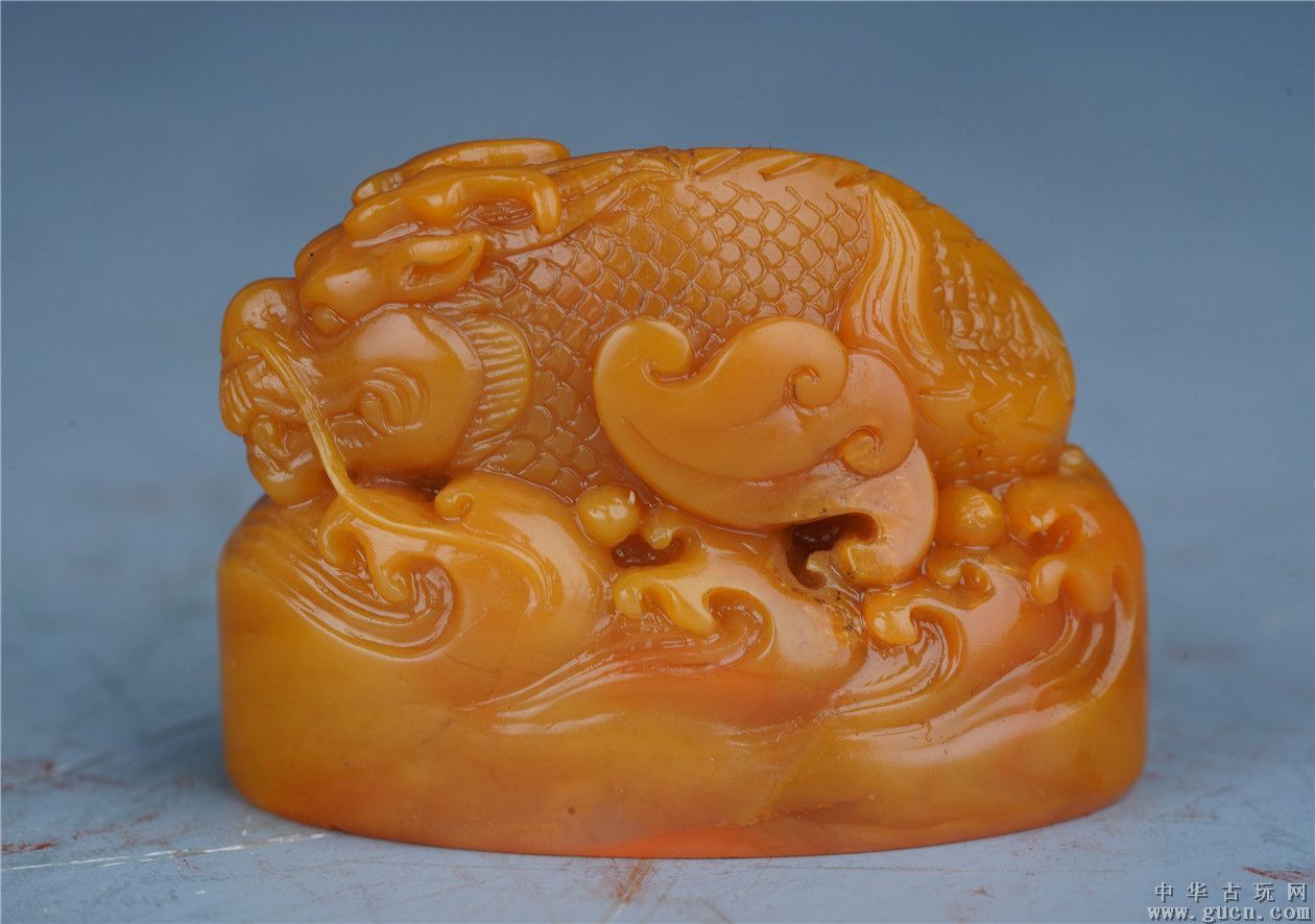 龍魚印章：清代龍魚獸鈕田黃凍印章在深圳梵高藝術(shù)品展出1570克