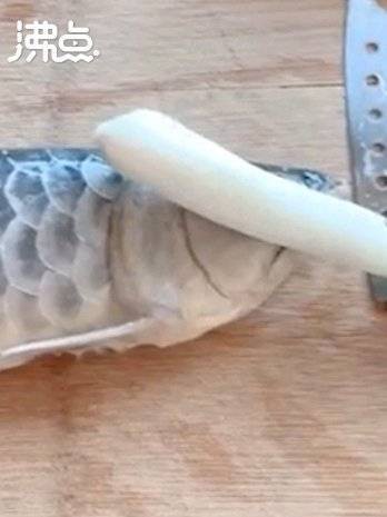 河北小伙吃金龍魚是真的嗎嗎