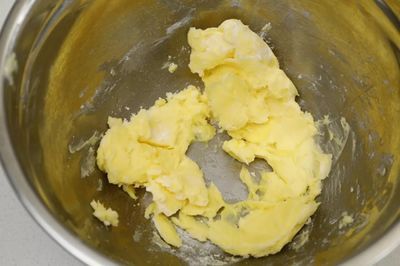 金龍魚發白是什么原因引起的：金龍魚發白可能是由于多種原因引起的，金龍魚發白是什么原因引起的