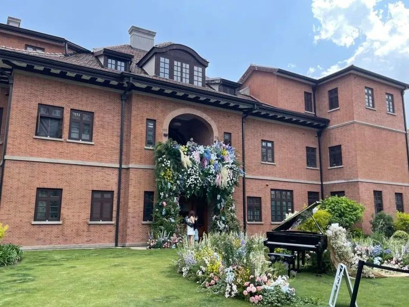 金龍魚大廈的屋頂花園有何特色？