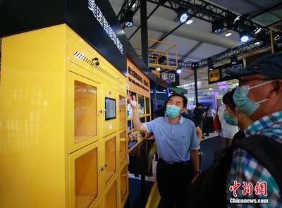 剛買來的龍魚一直沉在下面游動是為什么（龍魚為什么總是沉到水底游動）