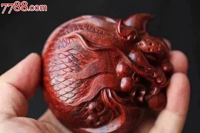 龍魚雕刻的含義和象征是什么：翡翠龍魚雕刻的含義和象征是什么