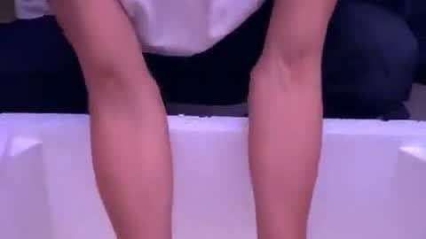 紅龍魚什么季節發色（紅龍魚什么時候發色）