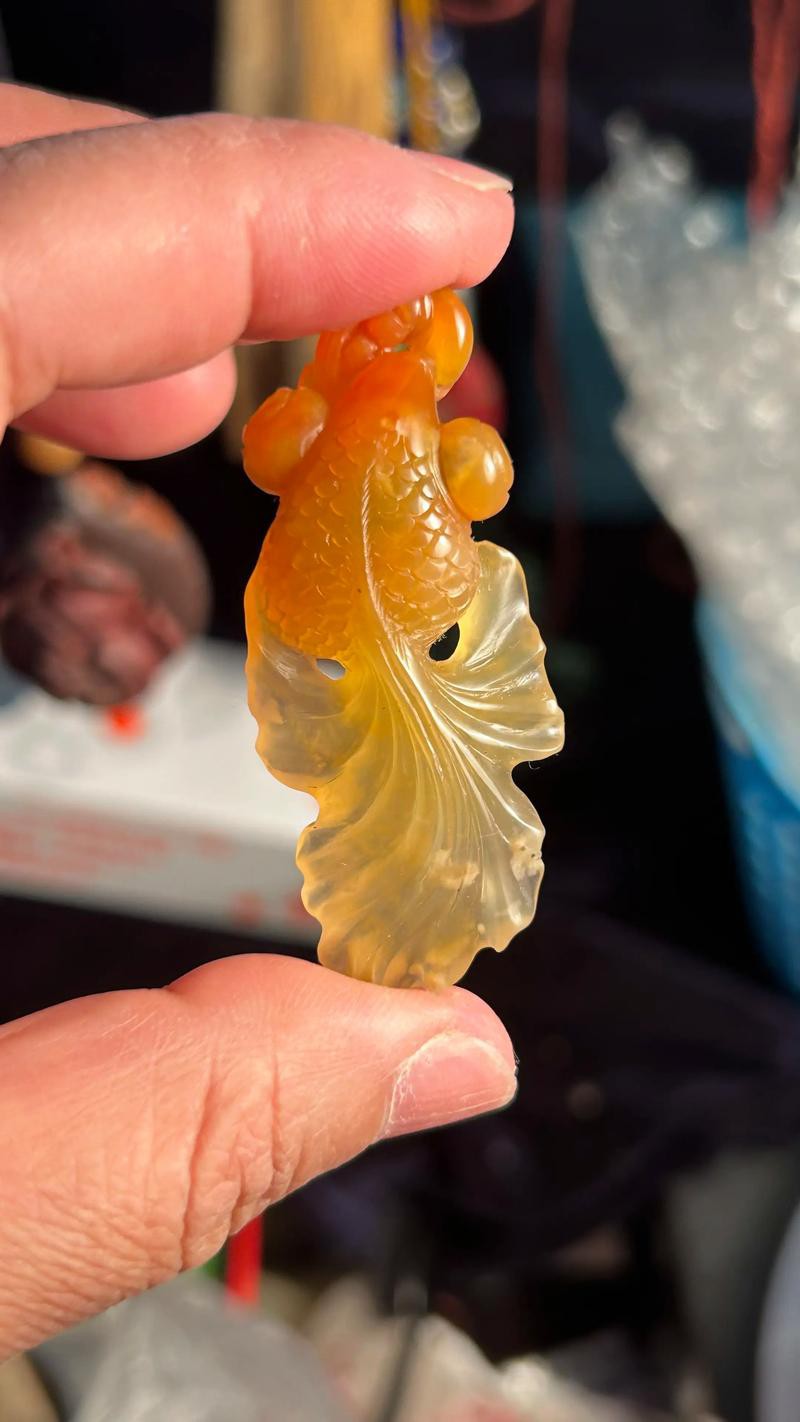 玉雕金龍魚掛件圖片
