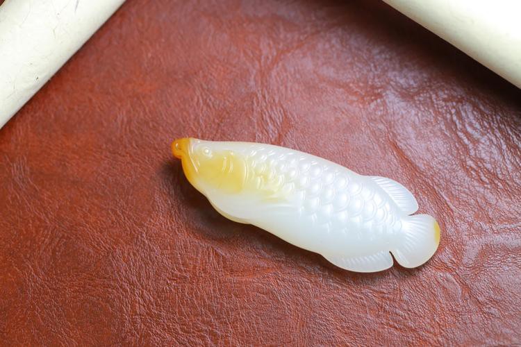 玉雕金龍魚掛件圖片