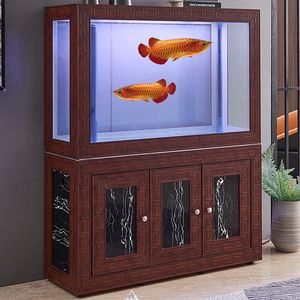 龍魚的體型和活動(dòng)特性決定了魚缸的尺寸需求：養(yǎng)一條龍魚最小需要用一個(gè)長(zhǎng)度在1.2米以上的魚缸