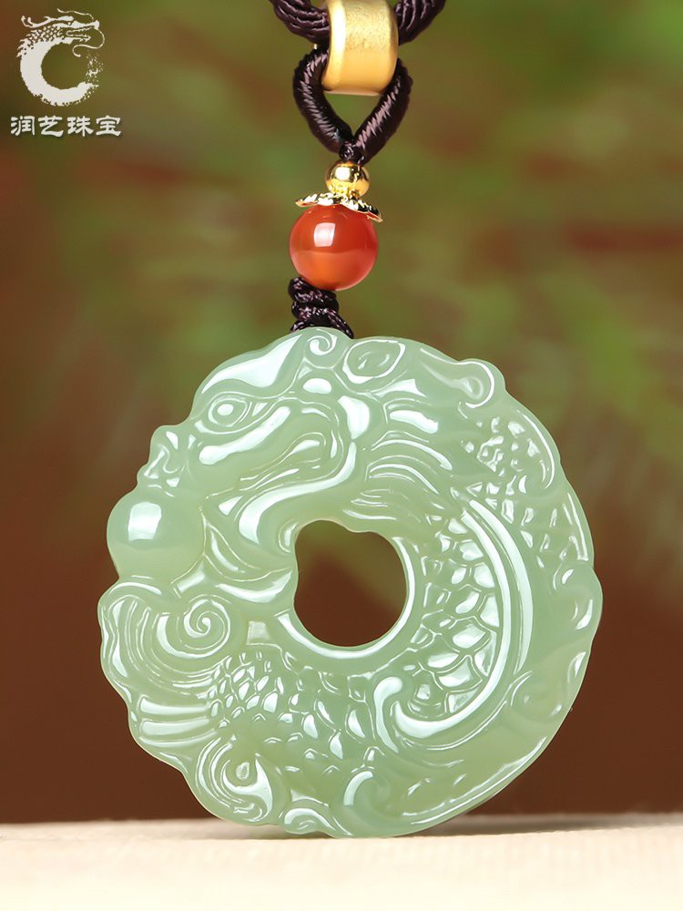 如何辨別真假玉石龍魚吊墜？