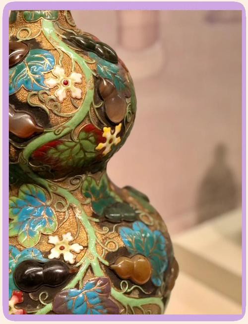 許廣彤的水墨金龍魚作品有哪些創新？