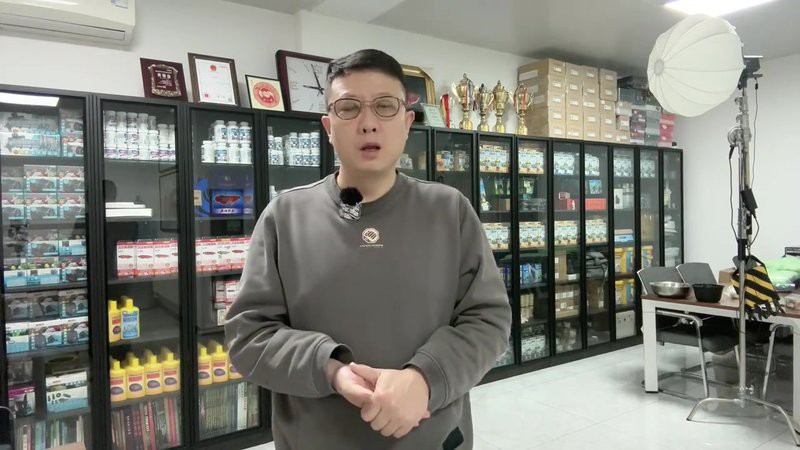 紅龍魚魚缸背景紙什么顏色好呢