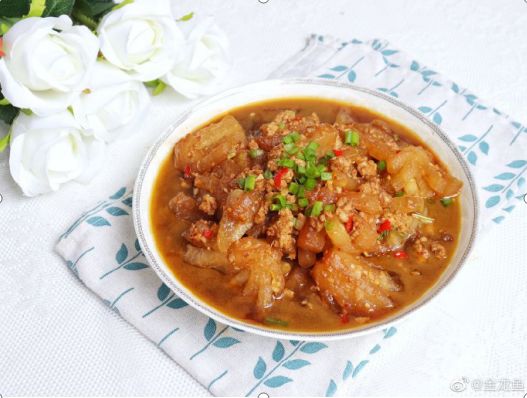 金龍魚需不需要配魚食：金龍魚單養(yǎng)一條還是加點配魚好