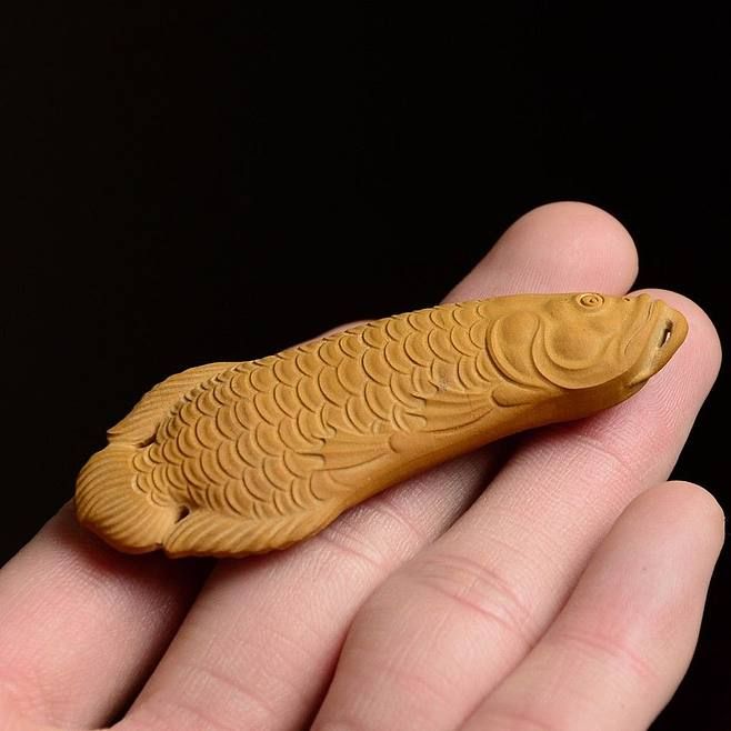 玉雕金龍魚的寓意和象征意義是什么：玉雕金龍魚不僅是一件精美的藝術品，更是一種富有深厚文化底蘊的吉祥物